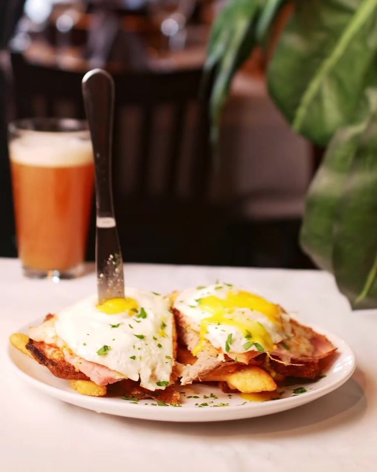 Milanesa topped with two fried eggs